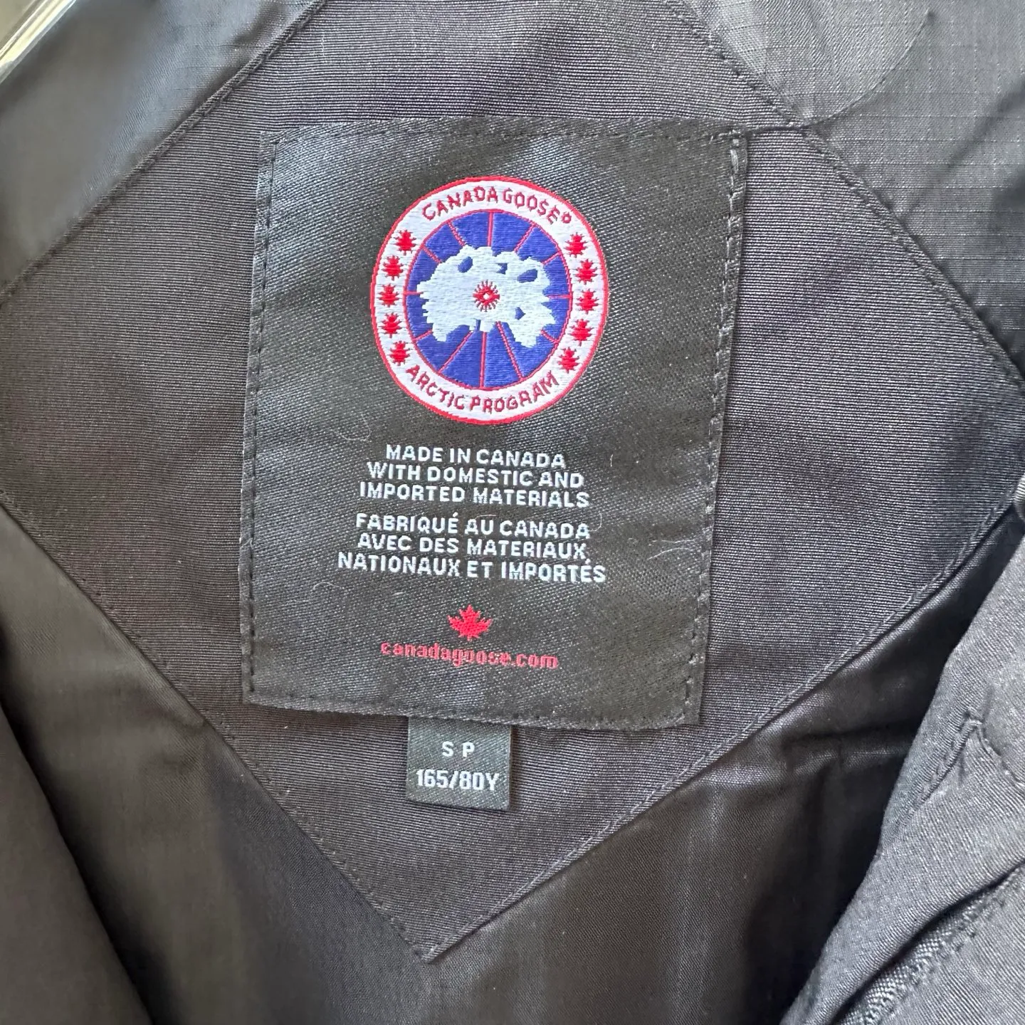 P380 Top real shot - Style number: TT119 Canada Goose has always been recognized as the warmest down jacket. Various Instagram celebrities, Internet celebrities, and celebrities often wear it for street photos. I make Canada Goose every year, but I still can't get rid of my love for the goose. No matter how cold the days are, there is no need to be afraid because of the care of the goose. The down vest is definitely a concave shape in autumn and winter. It is a trading company order model, exclusively launched! The purchase at the counter is the same as the genuine original clothes. Pay attention to the matching. There is velvet on the back collar, which is more warm. There is a zippered hidden pocket on the inside, and the genuine net pocket is synchronized inside. You need to compare the genuine products at any time. All the accessories are custom-made from the original factory. 1️⃣Fabric: Domestic exclusive Japanese original fabric with characteristics: waterproof, drill-proof, anti-fading, 24-count calendered woolen surface (waterproof level conforms to the ball raincoat level) 2️⃣Down: national standard 80 white duck down Supports identification (many on the market are 50 velvet and recharged in order) with better thermal insulation performance, light and not heavy, and good recovery of fluffiness after compression!  3️⃣Zipper: Original factory customized zipper with clear engraving and perfect texture. Original customized authentic YKK military-grade copper core zipper puller that can withstand hundreds of thousands of pulls. 4️⃣Embroidery: Imported new Behringer embroidery machine customized with 10,000-needle electric embroidery, full/three-dimensional/clear! 5️⃣: 400D high-density count liner fabric in the inner liner completely eliminates the problem of velvet leakage and velvet leakage. In the down woven category, there is no bragging. There is currently almost no one that can do better than us! Make an original product with care, so that every customer has the confidence to introduce it to his customers: This is the top replica version in China. A good product does not need too much soft text to set it off. Color: black, gray, off-white, size: Please note that slight color differences on the product are normal and will not be used as a reason for return or exchange. #Due to different monitor display pixels and external factors such as shooting lighting